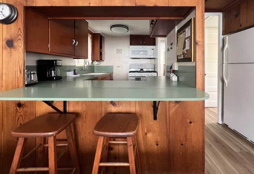 Catalina Island Cottage Walk To Main St & Beach!