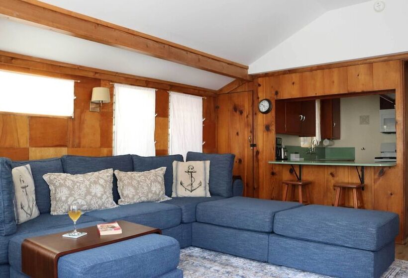 Catalina Island Cottage Walk To Main St & Beach!