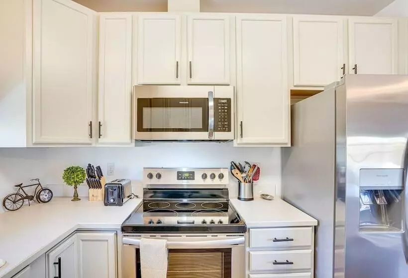 Charming Bend Home W/ Porch & Yard: Great Location