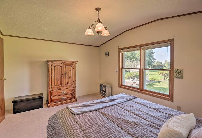 Charming Burdett Home With Grill, Gazebo + Yard