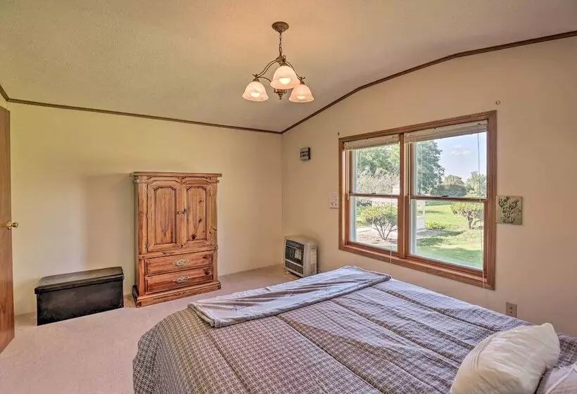 Charming Burdett Home With Grill, Gazebo + Yard