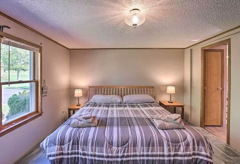 Charming Burdett Home With Grill, Gazebo + Yard