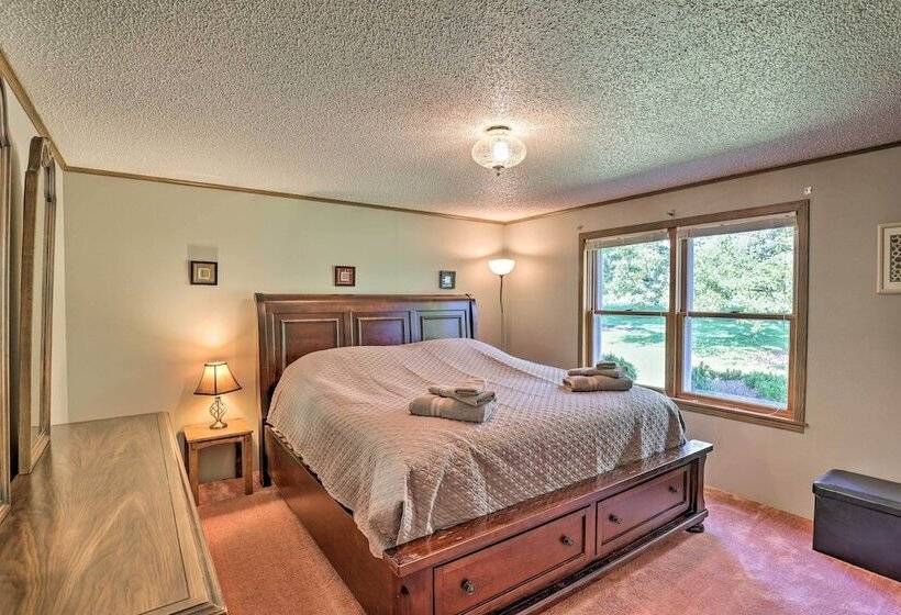 Charming Burdett Home With Grill, Gazebo + Yard