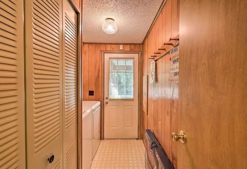 Charming Burdett Home With Grill, Gazebo + Yard