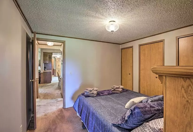 Charming Burdett Home With Grill, Gazebo + Yard