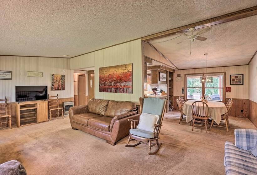 Charming Burdett Home With Grill, Gazebo + Yard