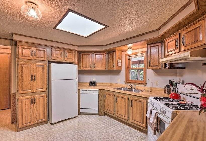 Charming Burdett Home With Grill, Gazebo + Yard