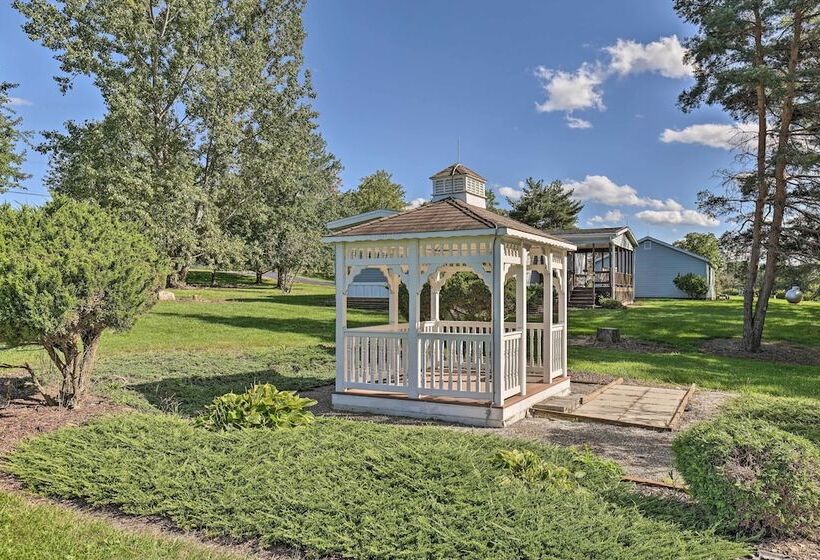 Charming Burdett Home With Grill, Gazebo + Yard