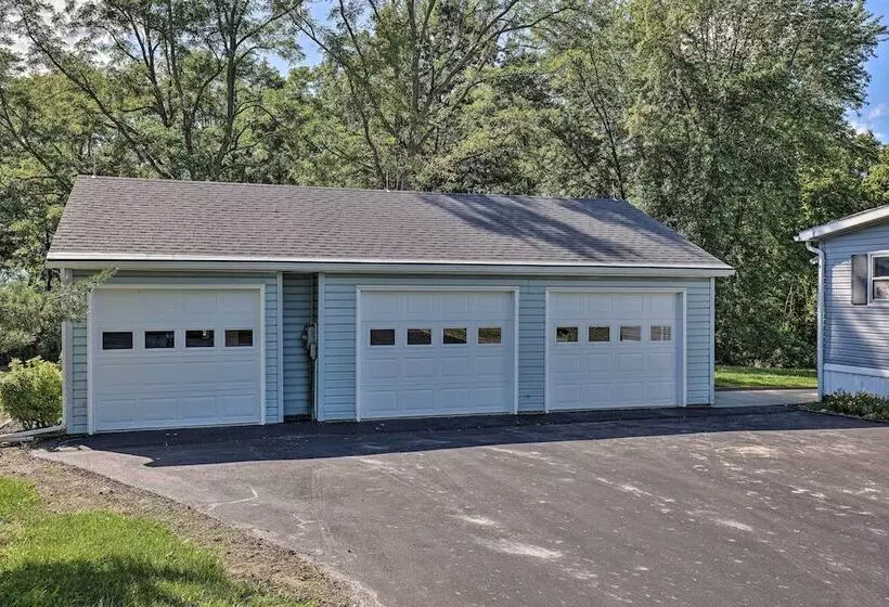Charming Burdett Home With Grill, Gazebo + Yard