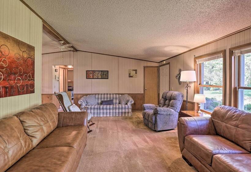 Charming Burdett Home With Grill, Gazebo + Yard