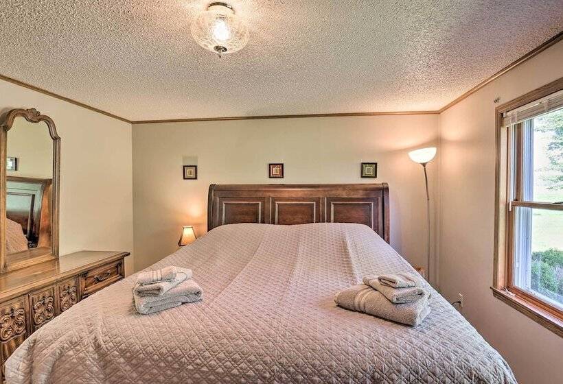 Charming Burdett Home With Grill, Gazebo + Yard