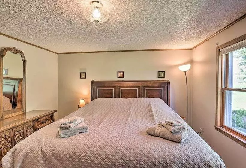 Charming Burdett Home With Grill, Gazebo + Yard