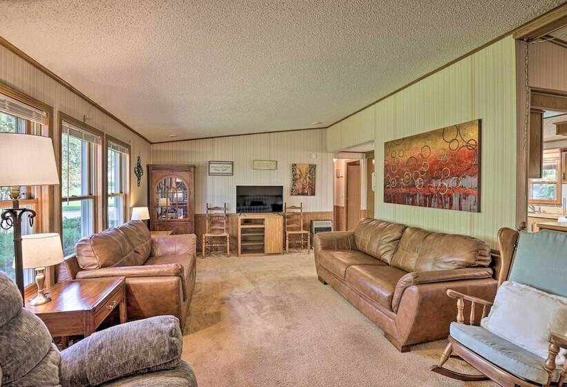 Charming Burdett Home With Grill, Gazebo + Yard