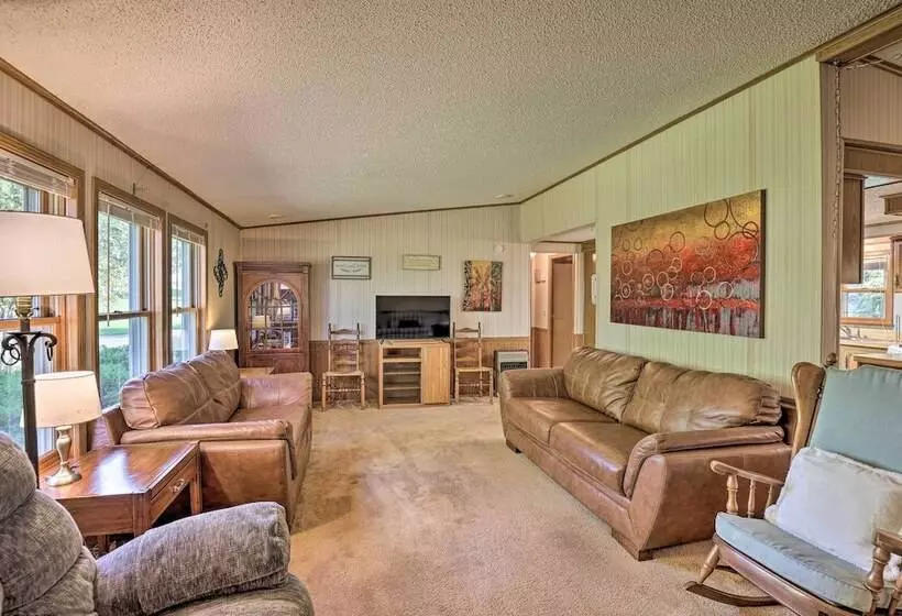 Charming Burdett Home With Grill, Gazebo + Yard