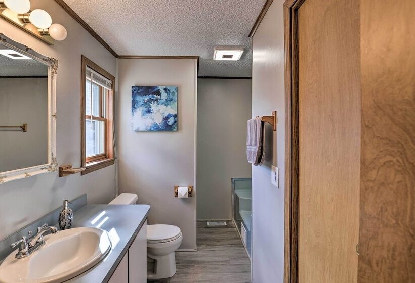 Charming Burdett Home With Grill, Gazebo + Yard