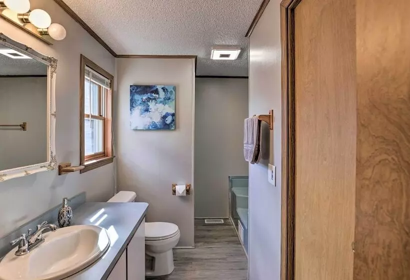 Charming Burdett Home With Grill, Gazebo + Yard