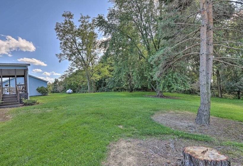 Charming Burdett Home With Grill, Gazebo + Yard