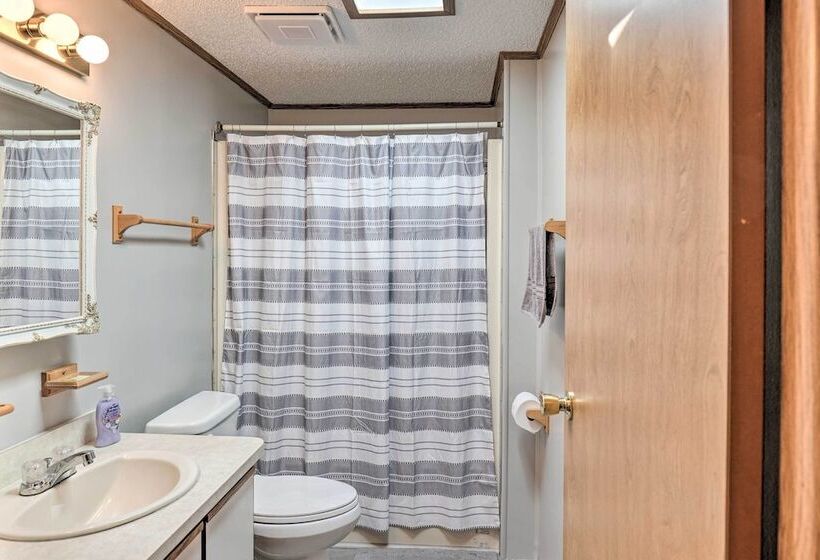 Charming Burdett Home With Grill, Gazebo + Yard