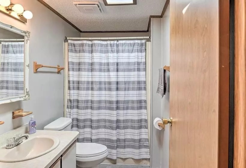 Charming Burdett Home With Grill, Gazebo + Yard