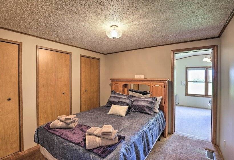 Charming Burdett Home With Grill, Gazebo + Yard