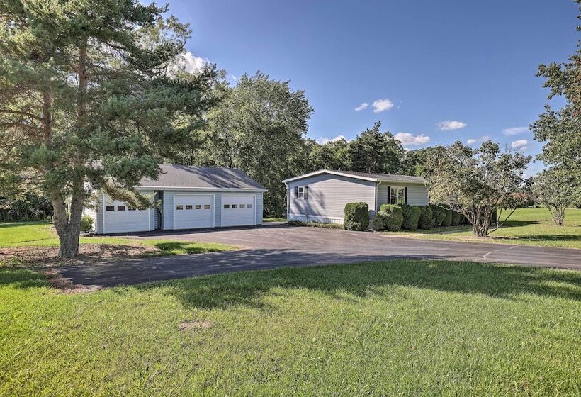 Charming Burdett Home With Grill, Gazebo + Yard