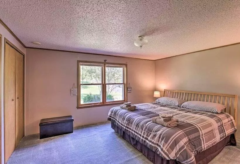 Charming Burdett Home With Grill, Gazebo + Yard