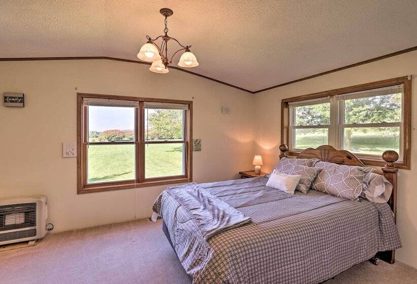 Charming Burdett Home With Grill, Gazebo + Yard