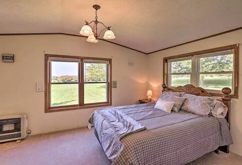 Charming Burdett Home With Grill, Gazebo + Yard