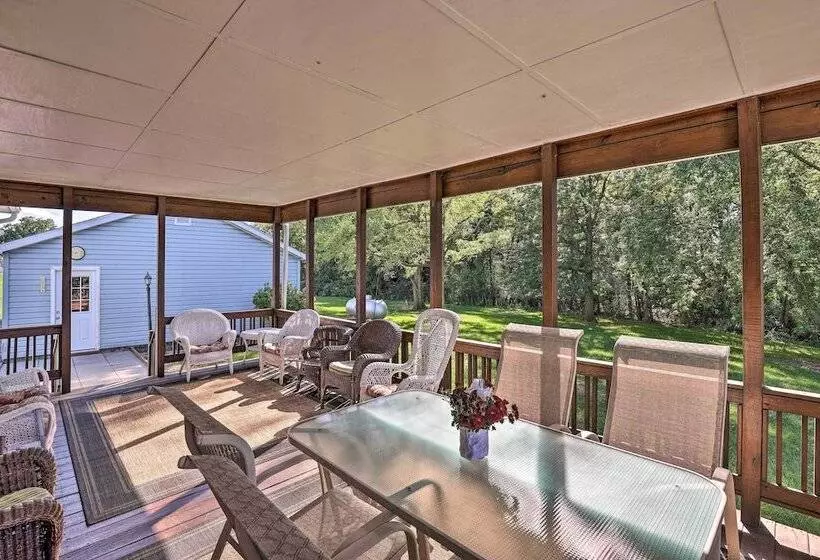 Charming Burdett Home With Grill, Gazebo + Yard