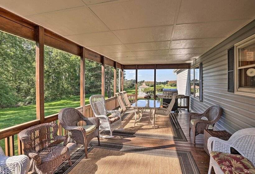 Charming Burdett Home With Grill, Gazebo + Yard