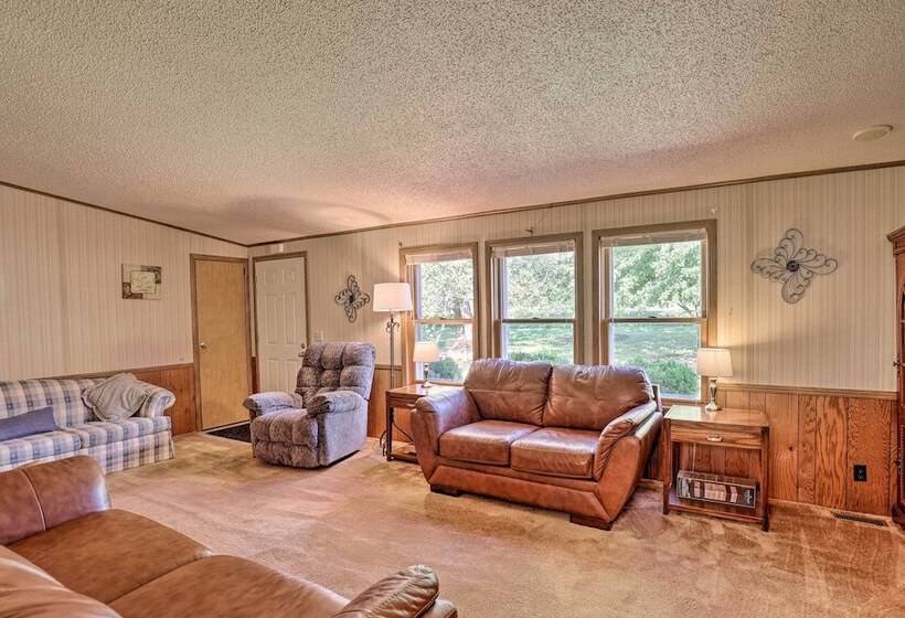 Charming Burdett Home With Grill, Gazebo + Yard