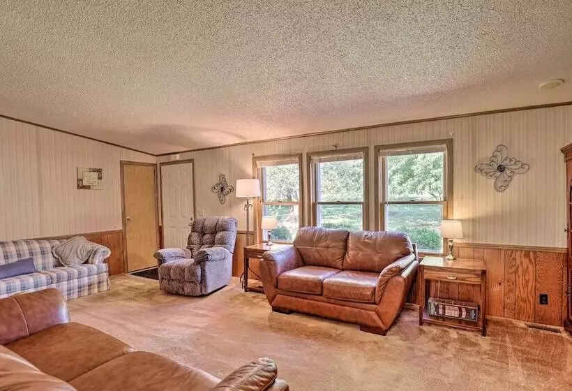 Charming Burdett Home With Grill, Gazebo + Yard