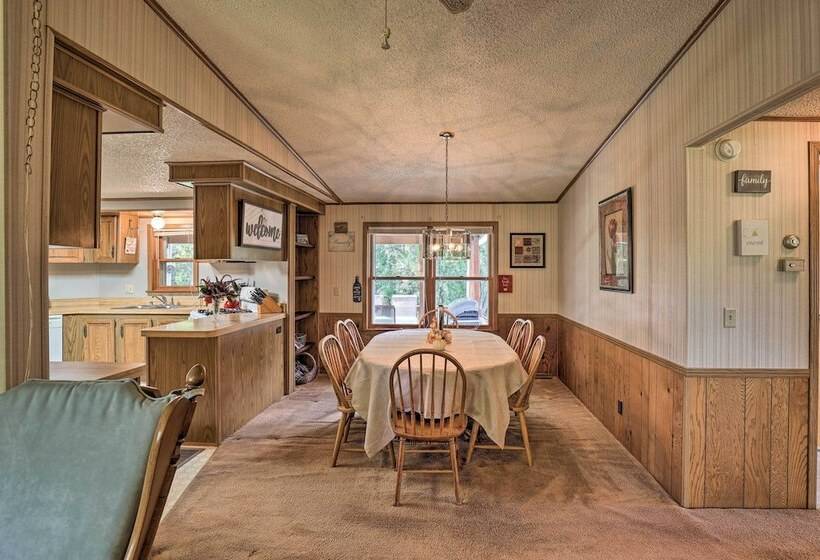 Charming Burdett Home With Grill, Gazebo + Yard