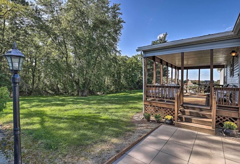 Charming Burdett Home With Grill, Gazebo + Yard