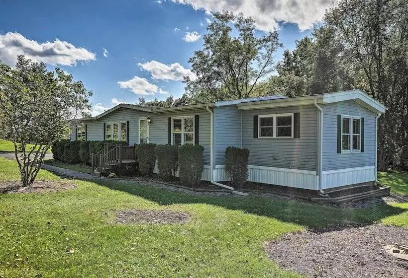 Charming Burdett Home With Grill, Gazebo + Yard