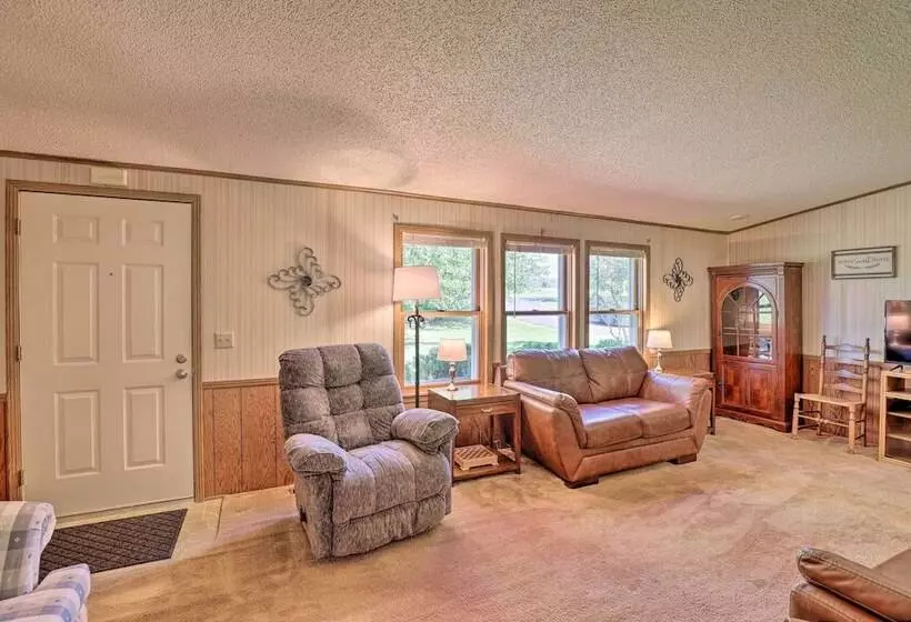 Charming Burdett Home With Grill, Gazebo + Yard