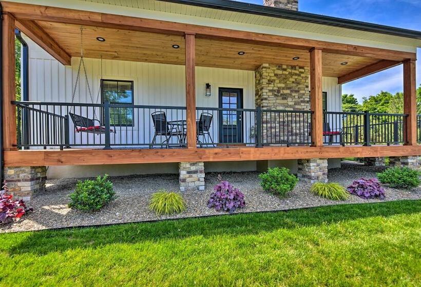 Charming Lake Erie Getaway: Walk To Beach!