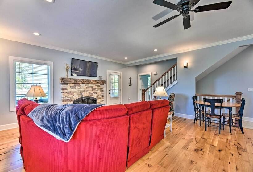 Charming Lake Erie Getaway: Walk To Beach!