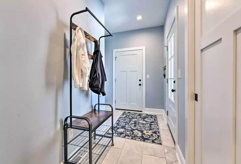 Charming Lake Erie Getaway: Walk To Beach!