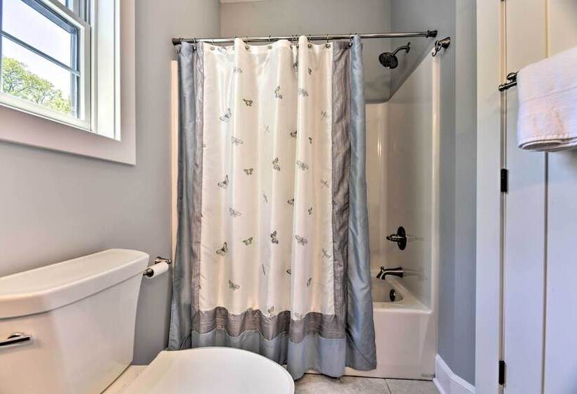 Charming Lake Erie Getaway: Walk To Beach!