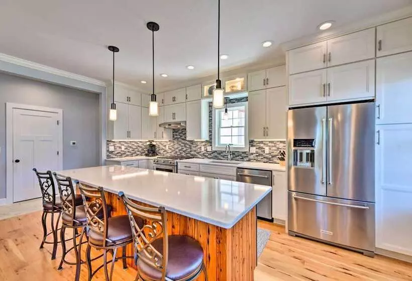 Charming Lake Erie Getaway: Walk To Beach!