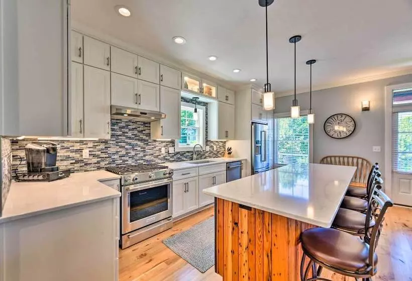 Charming Lake Erie Getaway: Walk To Beach!