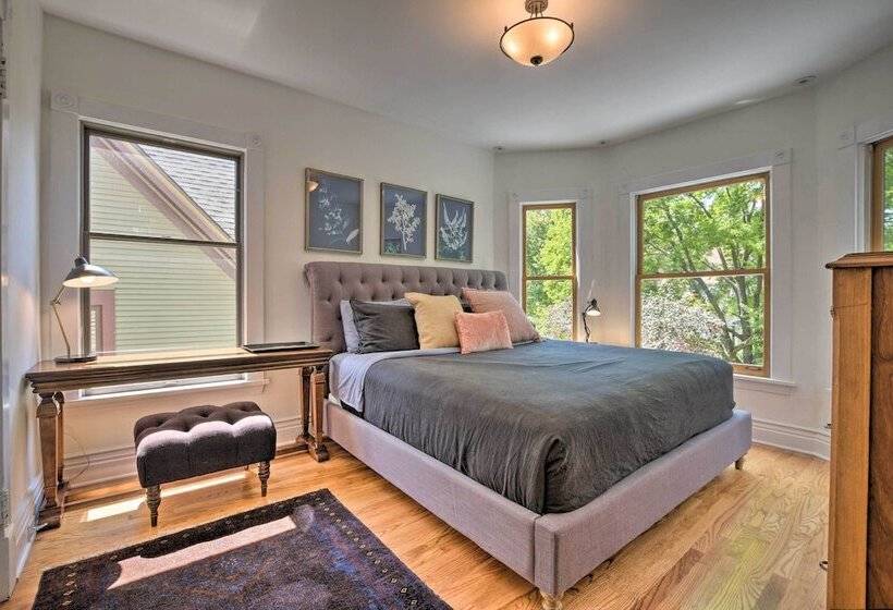 Classic Oak Park Home, 11 Mi To Downtown Chicago!