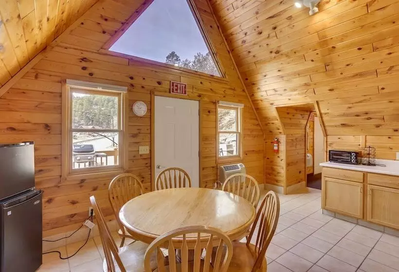 Cozy Keystone Cabin: Hot Tub, 3 Mi To Mt Rushmore!