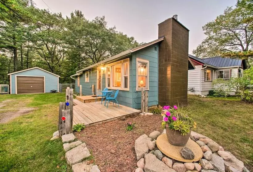 East Tawas Cabin W/ Deck, Backyard & Fire Pit!