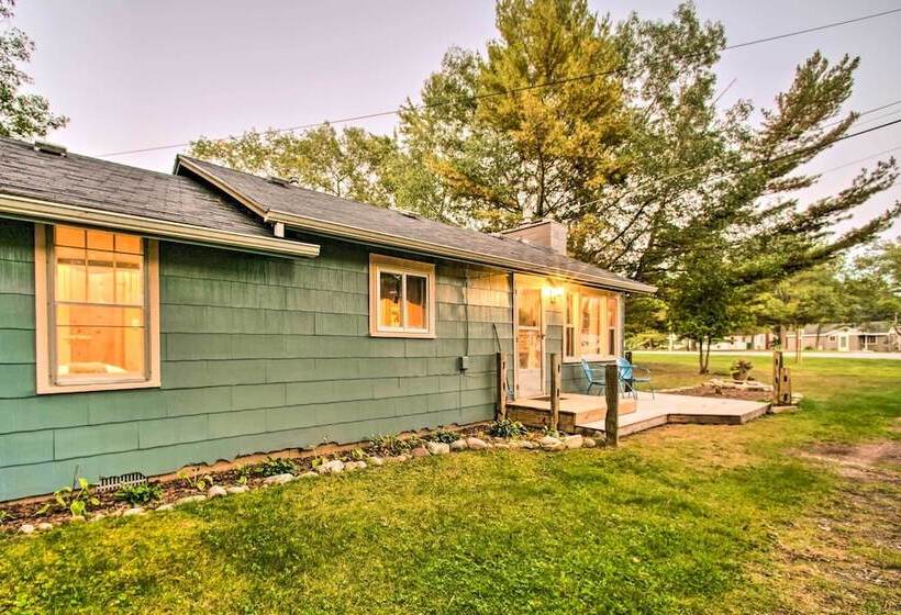 East Tawas Cabin W/ Deck, Backyard & Fire Pit!