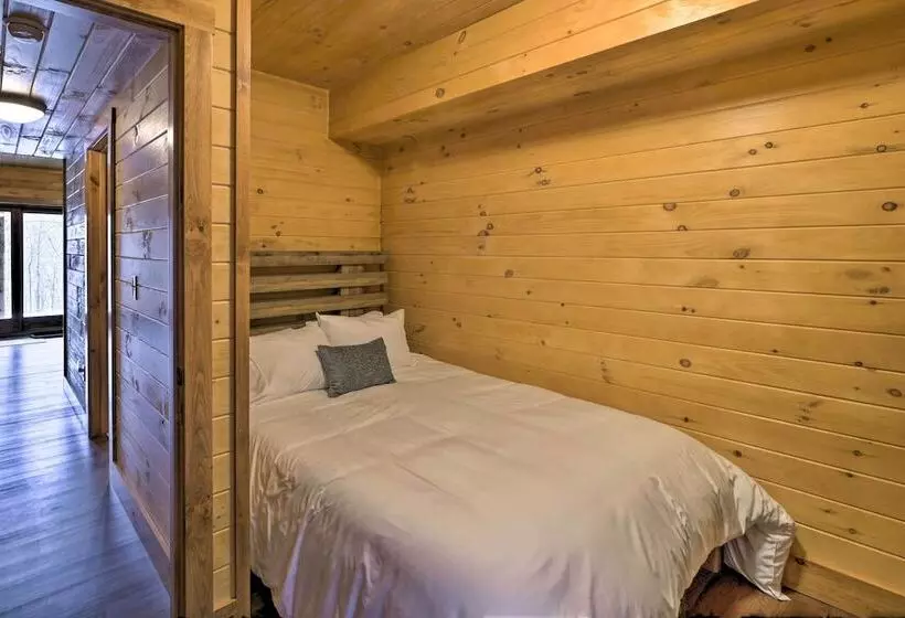 Family Friendly Warsaw Cabin W/ Deck & Fireplace!