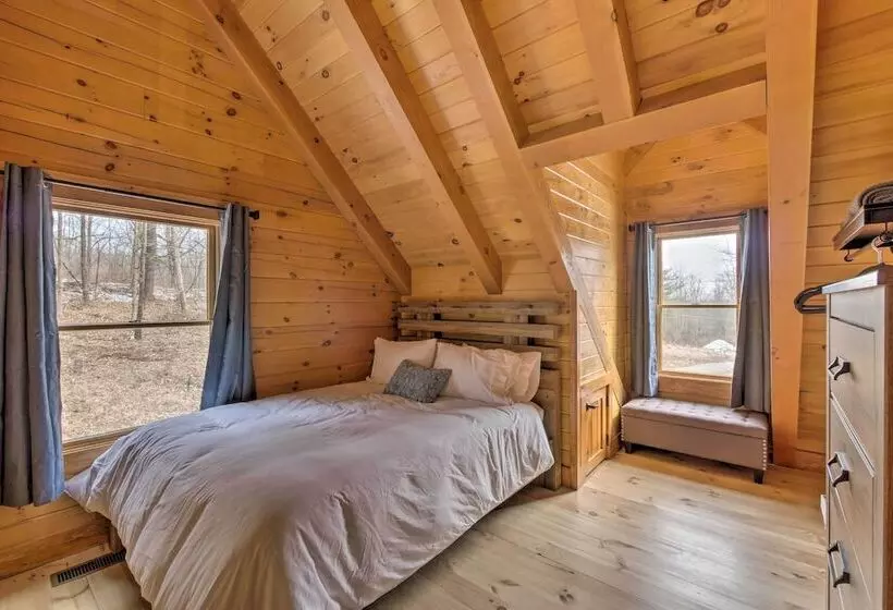 Family Friendly Warsaw Cabin W/ Deck & Fireplace!