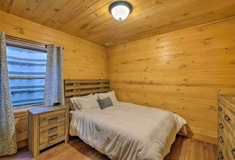 Family Friendly Warsaw Cabin W/ Deck & Fireplace!