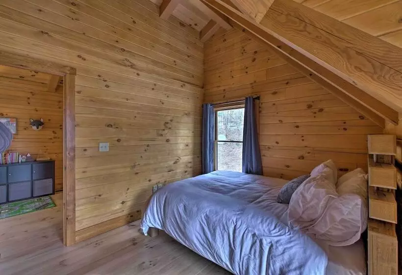 Family Friendly Warsaw Cabin W/ Deck & Fireplace!